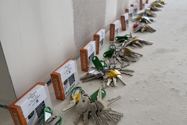 Sleutels die klaarliggen om over te dragen aan nieuwe bewoners bij eiland 5 in Bunschoten