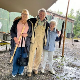 2 bewoners van Prinsenhof met kunstenaar Diederick Kraaijeveld