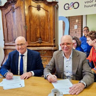 Waarnemend burgemeester Bort Koelewijn en Maarten van Gessel, directeur-bestuurder G&O, ondertekenen intentieovereenkomst om te bouwen op voormalige locatie Groenschool