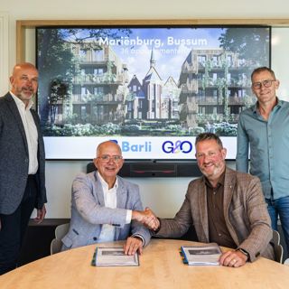 G&O en Barli schudden de hand na het tekenen van de aannemingsovereenkomst voor de bouw van Marienburg