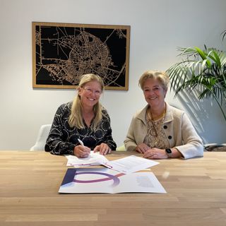 Marieke Pieters en Chris Hagelen-Muller ondertekenen de huurovereenkomst voor ruimte gebruik al de huiskamer voor de buurt