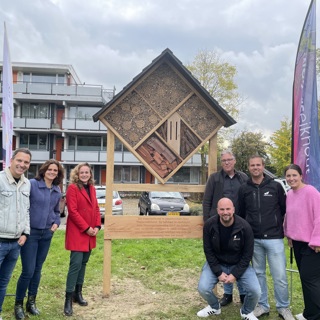 De betrokken partijen staan om het insectenhotel in blaricum