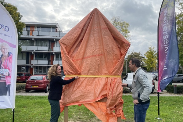 Een groot zeil zit om het insectenhotel in blaricum