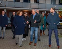 Liesbeth Spies loopt samen met bestuurders van SWEV door Nieuwe Sint Jozef