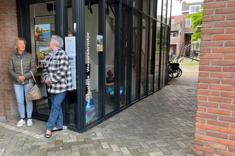 Twee vrouwen voor een appartementengebouw