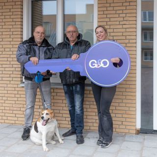 2 mannen krijgen een grote symbolische sleutel van een dame