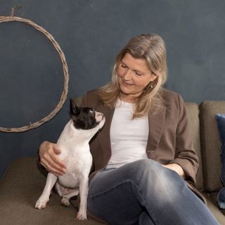 dame op de bank met haar hondje