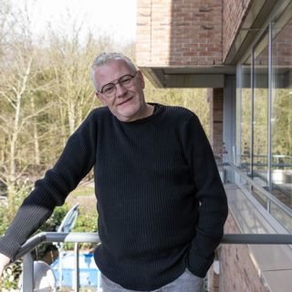 Meneer op een balkon