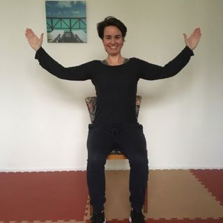 dame met armen in vorm van een W