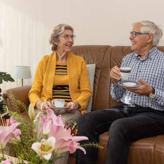 meneer en mevrouw op de bank