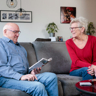 meneer en mevrouw op de bank