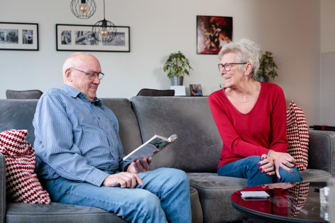 meneer en mevrouw op de bank