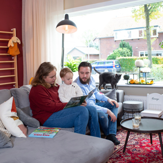 jong stel op de bank